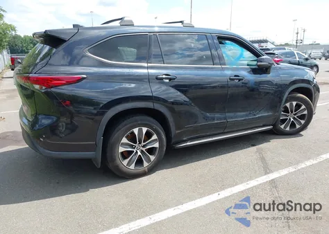 2021 Toyota Highlander Xle z USA, uszkodzony, nr VIN 5TDGZRBH1MS102373